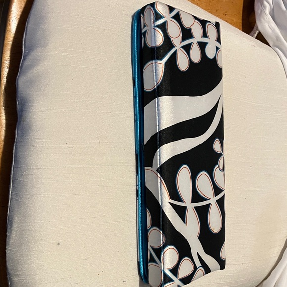 New. Soft n cushy printed satin clutch bag. Near perfect condition ( tiny tiny - Picture 5 of 13